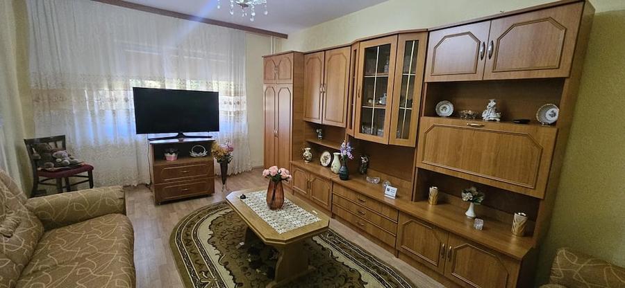 Apartament cu 3 camere decomandat în Rovine