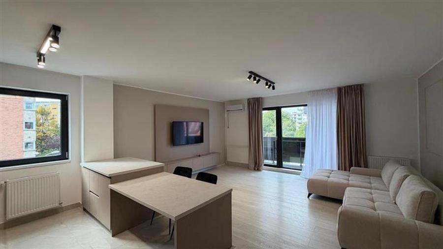 Apartament cu 3 camere semidecomandat, mobilat în Zorilor