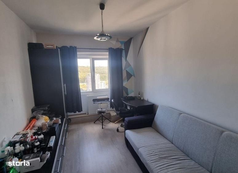 Apartament cu 4 camere decomandat în Nicolina