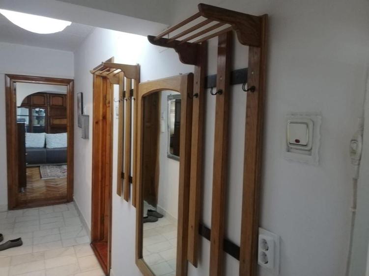 Apartament cu 3 camere decomandat în Gura Văii