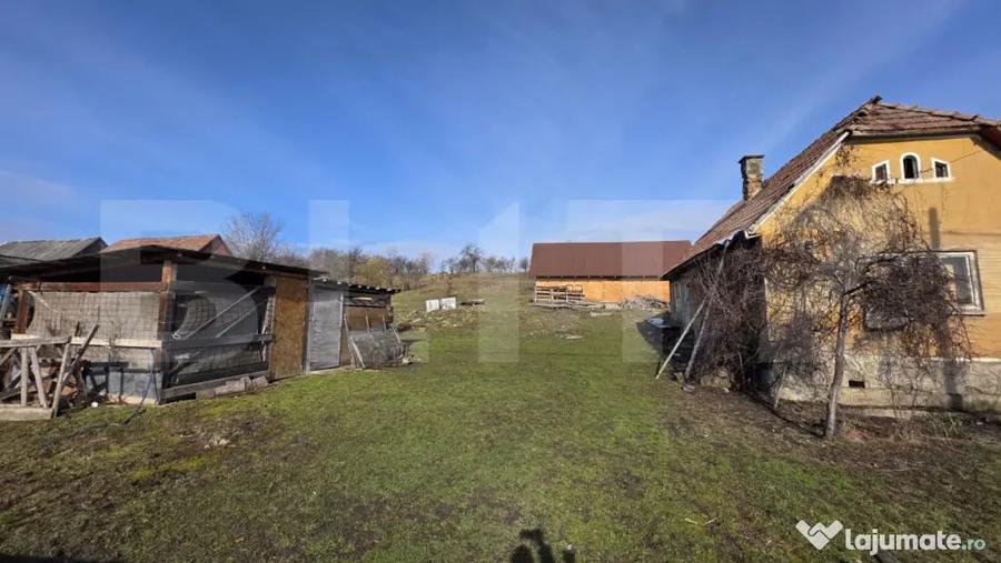 Casă cu 2 camere cu Teren 3800 Mp în Central