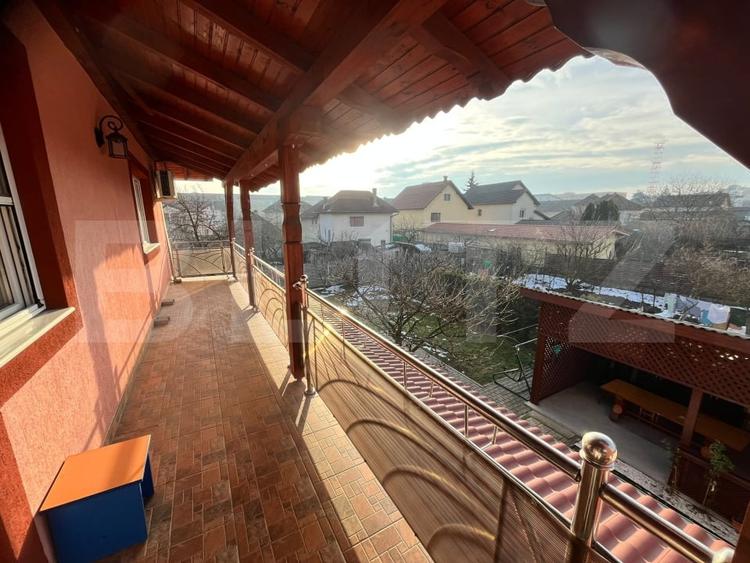 Casă individuală cu 8 camere cu Canalizare în Cetate