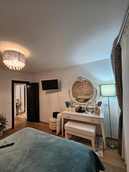 Apartament cu 4 camere decomandat în Est