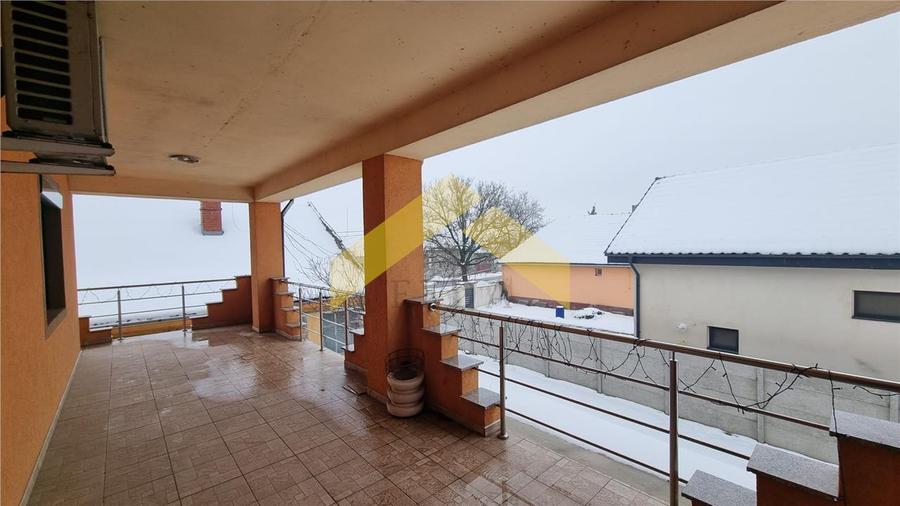 Casă individuală cu 5 camere cu Canalizare în Zădăreni
