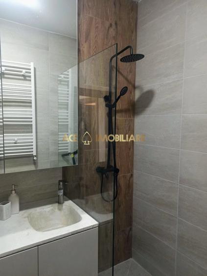 Apartament cu 2 camere semidecomandat, mobilat în Regie