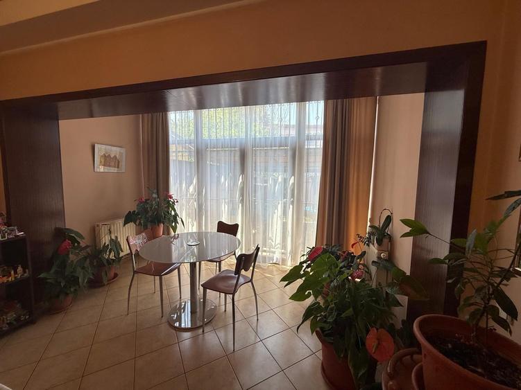 Casă cu 5 camere cu Canalizare în Vatra Luminoasă