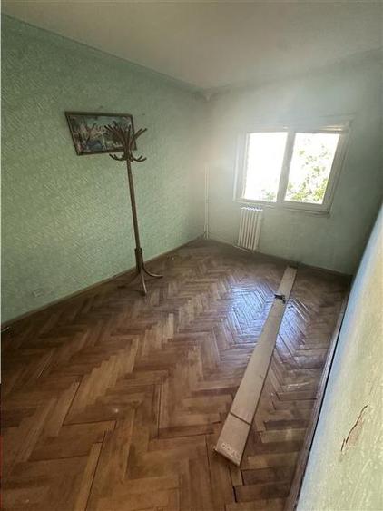 Apartament cu 3 camere semidecomandat în Aradului