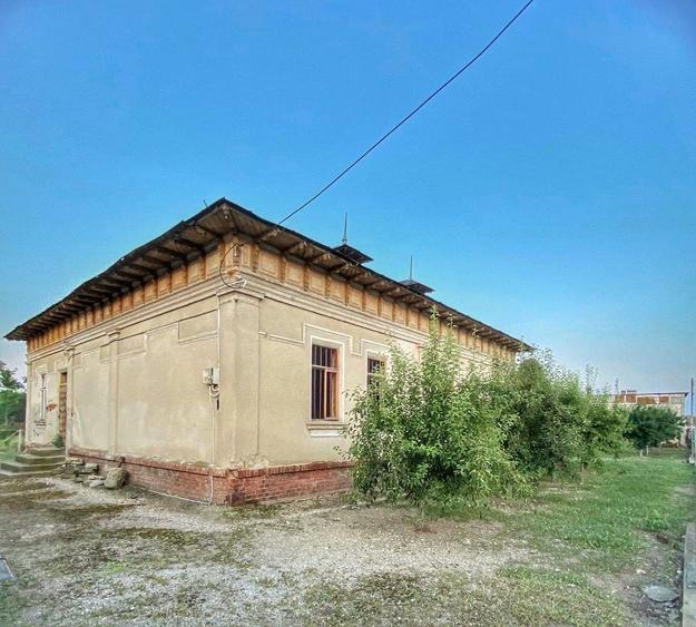 Conac boieresc cu teren de 2300mp - situat in satul Merii-zona Gaesti - 4