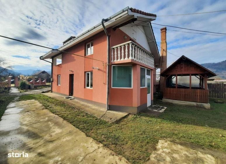 Casă cu 4 camere cu Teren 5500 Mp în Central