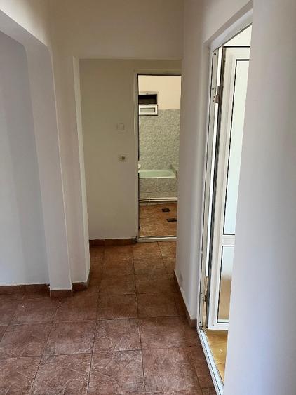 Apartament cu 4 camere decomandat în CET