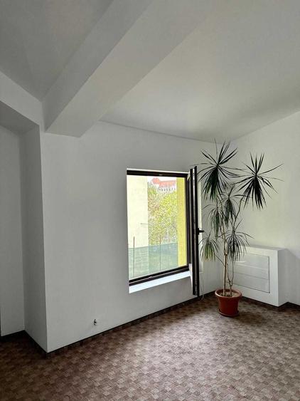 Casă cu 4 camere cu Teren 300 Mp în Central