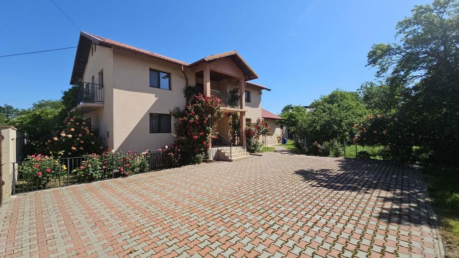 Casă cu 4 camere în Ologeni