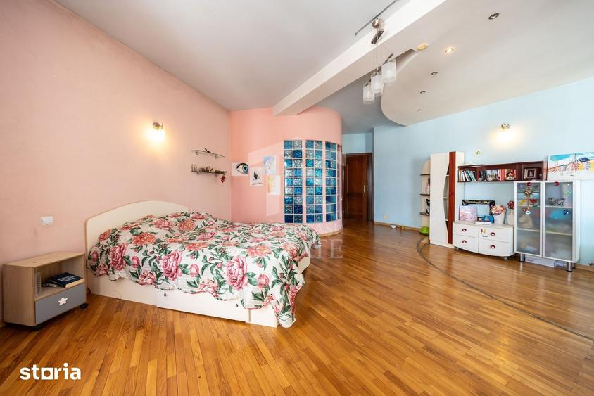 Casă cu 8 camere cu Teren 1553 Mp în Central
