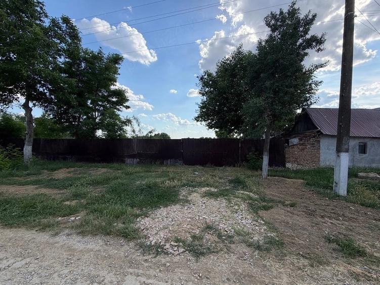 Casă cu Teren 6516 Mp în Boiu