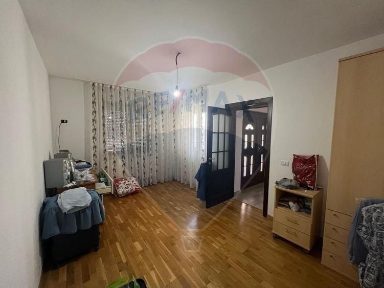 Casă individuală cu 4 camere cu Canalizare în Sud-Est