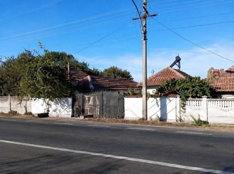 Casă cu 4 camere în Bucura