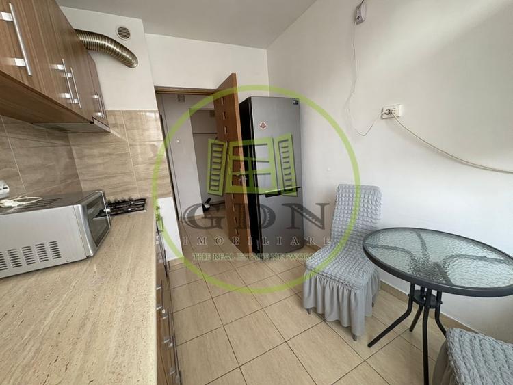 Apartament cu 3 camere decomandat, mobilat în Calea București