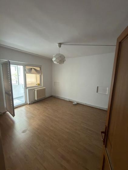 Apartament cu 3 camere decomandat în Exterior Vest