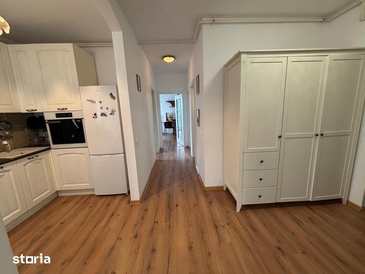 Apartament cu 3 camere decomandat în Europa