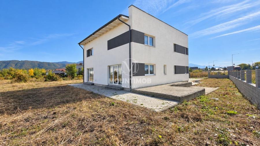 Duplex cu 3 camere cu Canalizare în Cristian