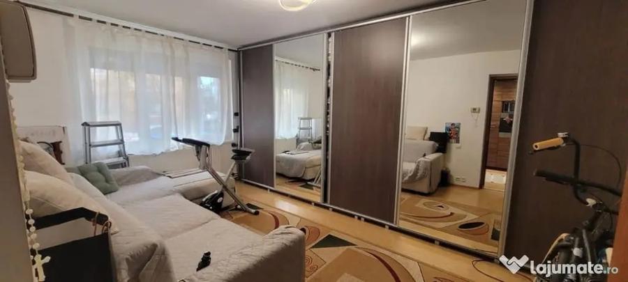 Apartament cu 3 camere decomandat în Craiter