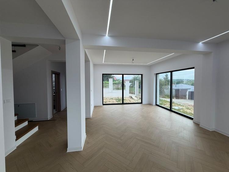 Casă cu 4 camere în Vișan