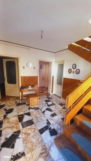 Casă cu 6 camere cu Teren 250 Mp în Central