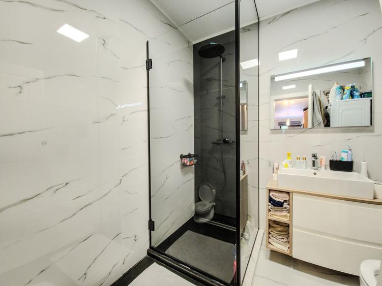 Apartament cu 3 camere semidecomandat, mobilat în Europa