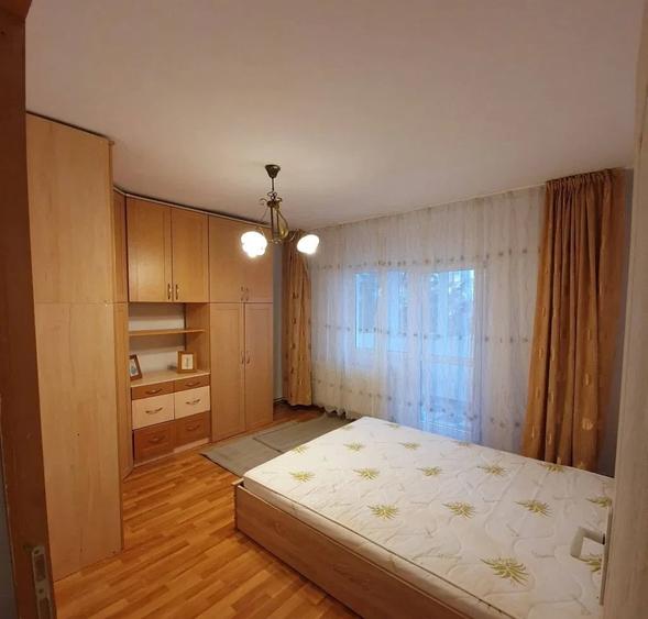 Apartament cu 4 camere decomandat, mobilat în Plopilor