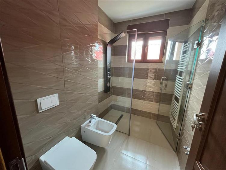 Casă individuală cu 5 camere cu Teren 600 Mp în Exterior Est