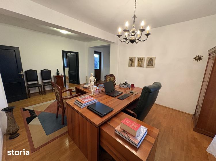 Casă cu 9 camere cu Teren 722 Mp în Străulești