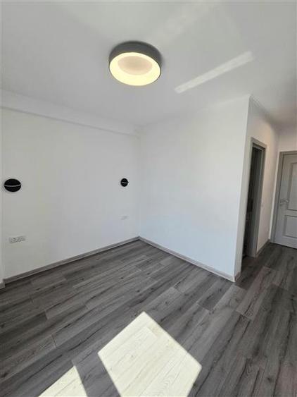Apartament cu 3 camere semidecomandat în Exterior Nord
