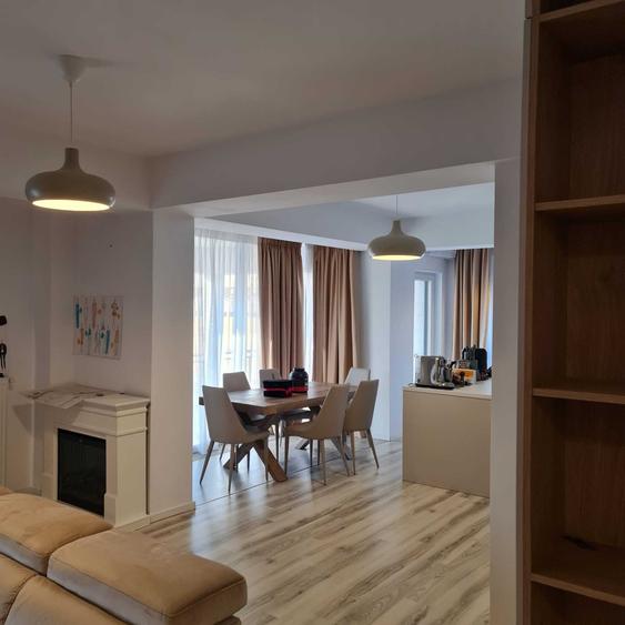 Apartament cu 4 camere decomandat în Central