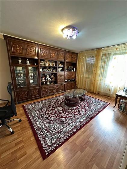 Apartament cu 3 camere decomandat în Berceni