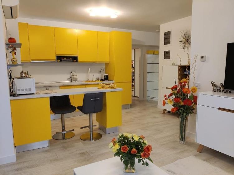 Apartament cu 3 camere semidecomandat, mobilat în P-ta Presei Libere