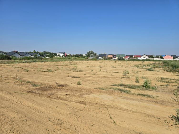 Teren Construcții intravilan de 400 mp, în Est