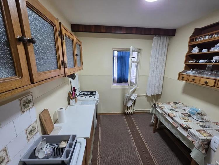 Apartament 3 camere, decomandat, etaj 1/4, zona Nicolina - 3