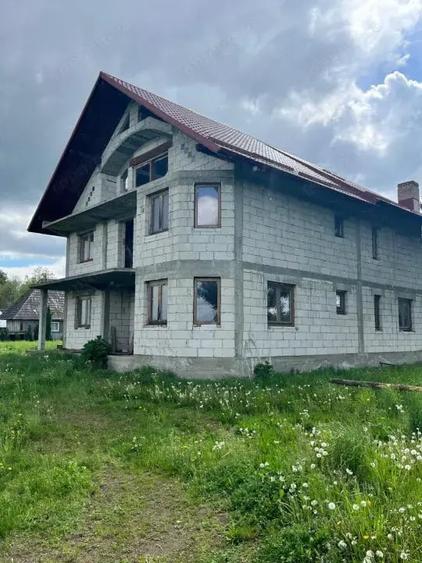 Casă cu Teren 1674 Mp în Frătăuții Vechi