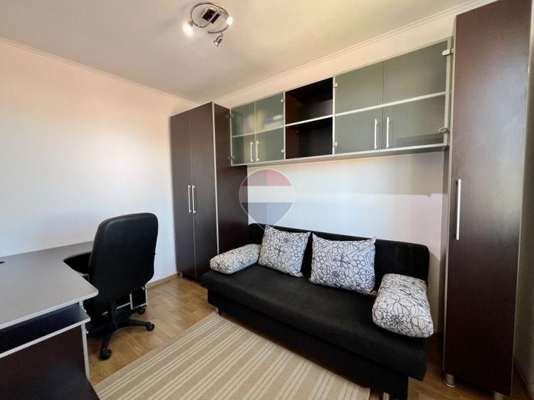 Apartament cu 3 camere decomandat, mobilat în Trei Stejari