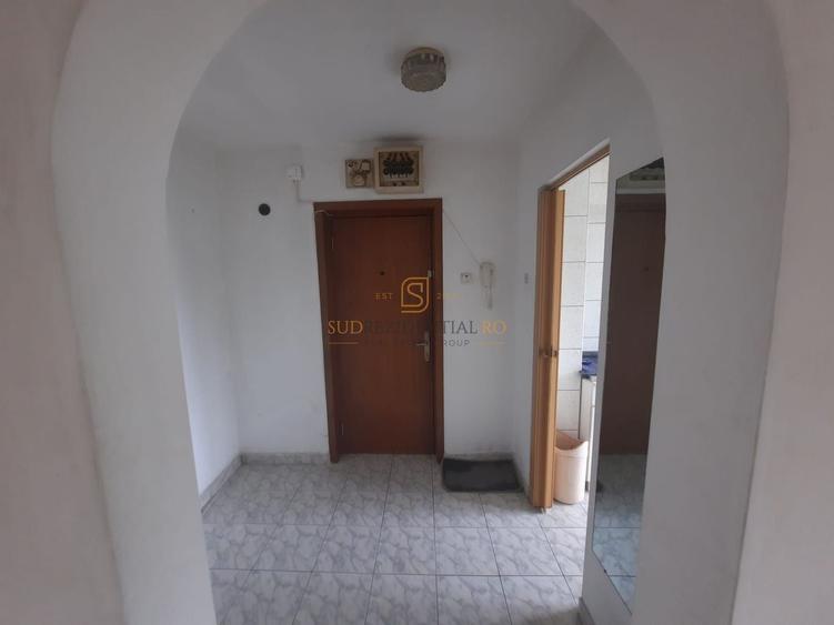 Apartament cu 3 camere semidecomandat în Berceni