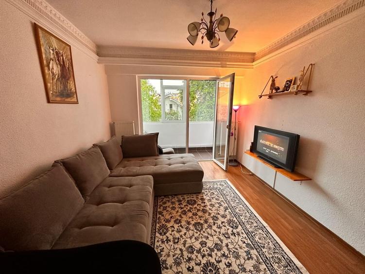 Apartament cu 3 camere semidecomandat în Central