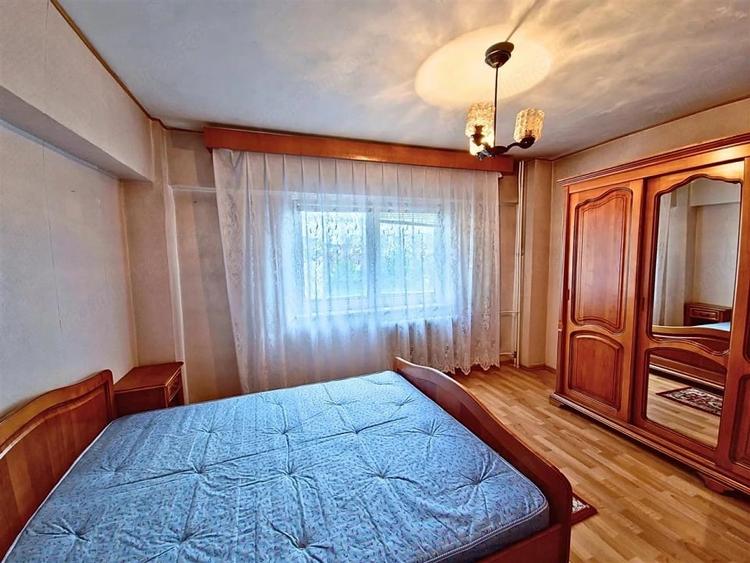 Apartament cu 3 camere decomandat în Căzănești (Râmnicu Vâlcea)