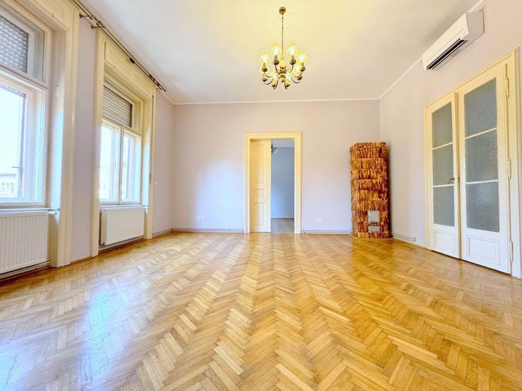 Apartament cu 4 camere semidecomandat în Central