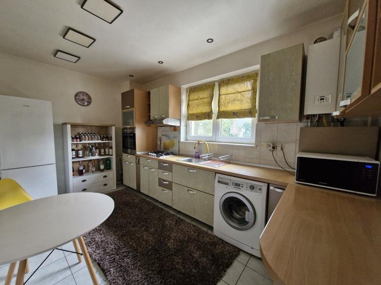 Apartament cu 3 camere decomandat în Șcheia