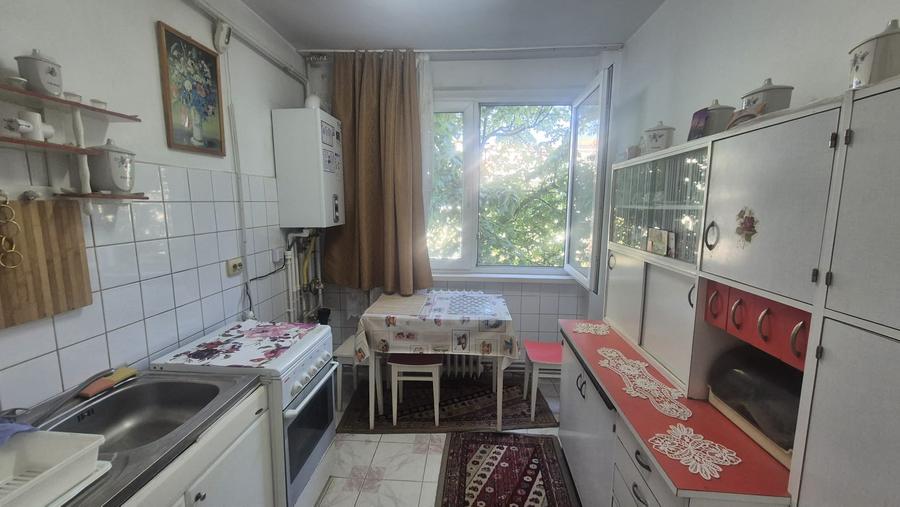 Apartament cu 3 camere semidecomandat în Micro 16