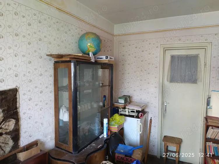 Apartament cu 3 camere semidecomandat în Onești