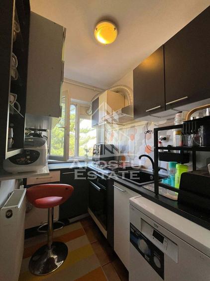Apartament cu 4 camere semidecomandat, mobilat în Spitalul Județean