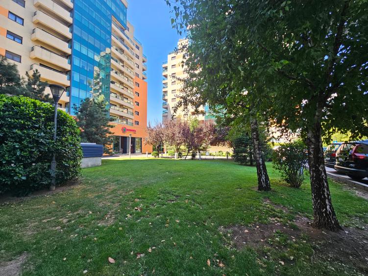 Apartament cu 3 camere semidecomandat, mobilat în Splaiul Independenței