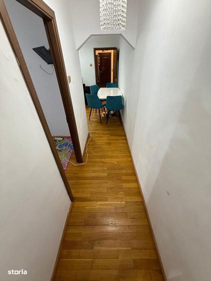 Apartament cu 3 camere semidecomandat în Craiovița Nouă