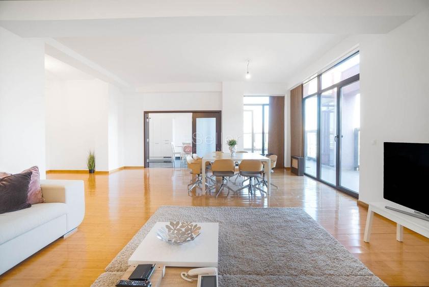 Apartament cu 5 camere decomandat, mobilat în Brașovul Vechi